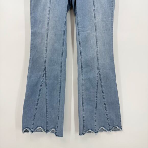 AZI New York Women's Size 8 Light Wash Scalloped Hem Bootcut Jeans 30 x 30 - Picture 3 of 8